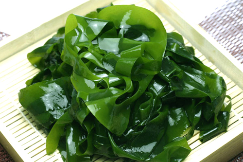 салат с вакамэ и кунжутом